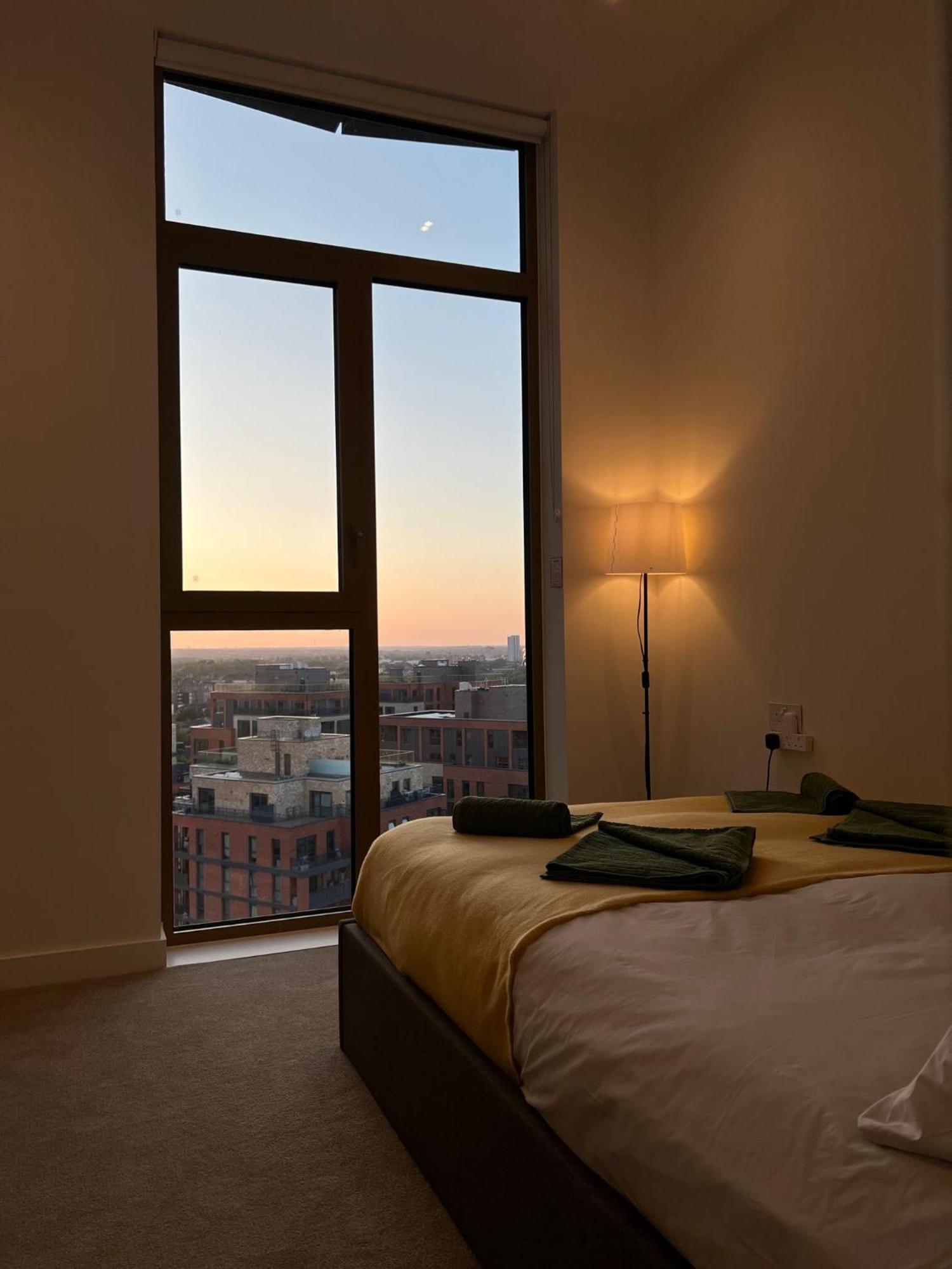 Cozy Room With Private Bathroom In Luxurious Flat London Ngoại thất bức ảnh